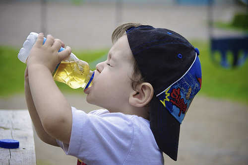 Anima a tu bebé a que beba agua o jugos sin azúcar
