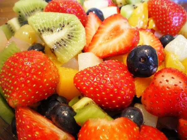 Una porción pequeña de ensalada frutas es el toque perfecto de dulce en la lonchera